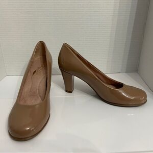 Aerosoles Heelrest Women’s Pump Size 8W Major Role Tan Patent Leather
